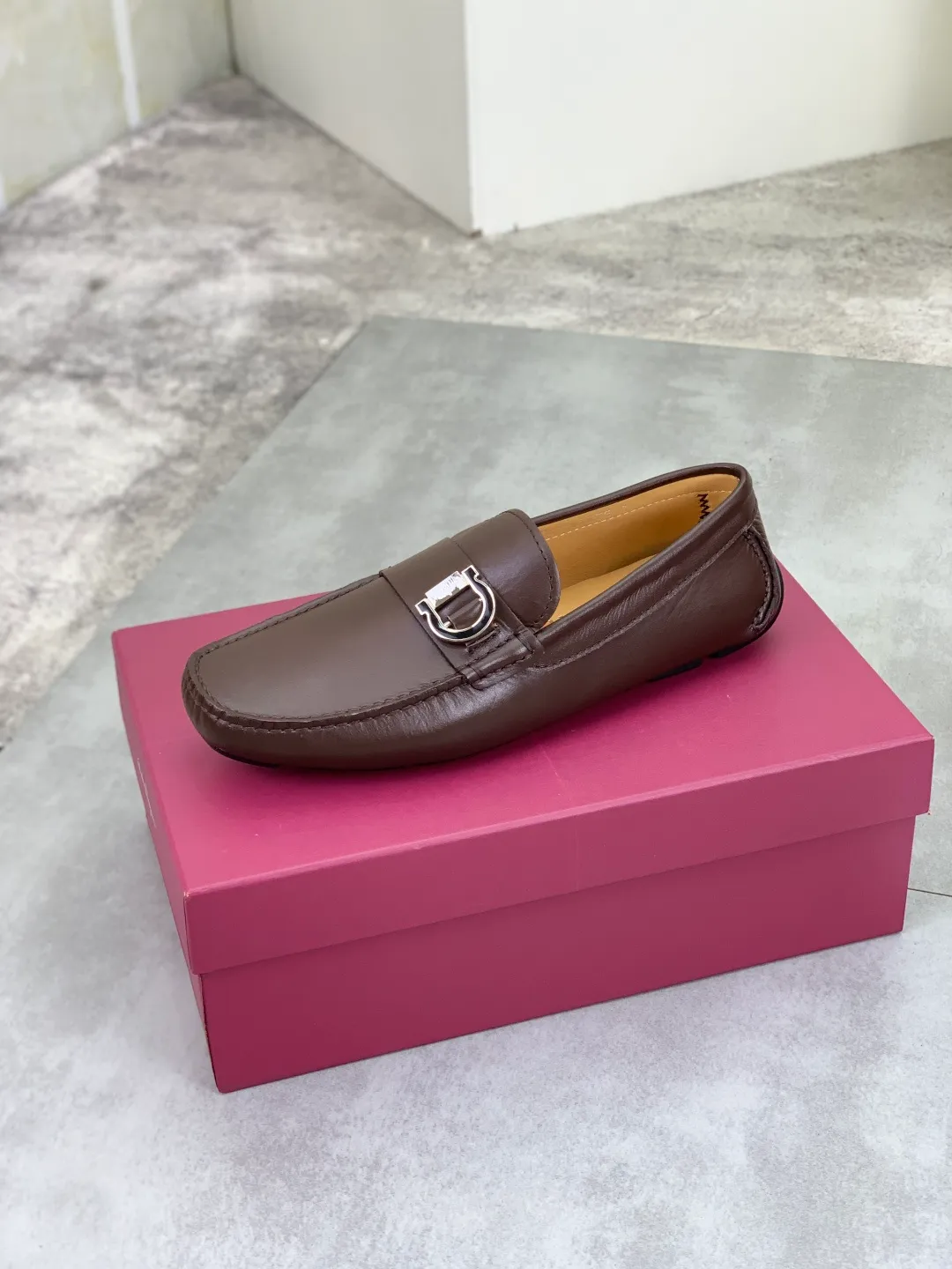 Men's shoes 💰P542 New model, high quality [Ferragamo/Ferragamo] Latest lazy slip-on shoes Original imported calfskin, imported cowhide lining + original luxury metal buckle + original combination outsole Comparison without pressure Code number: 38-45